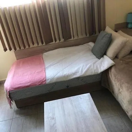 Cute Apt, Pollo